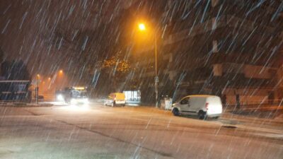 Bursa’da kar başladı, araçlar yolda kaldı!