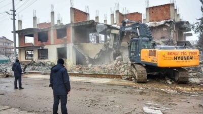 Yenişehir Belediyesi metruk binaları yıkıyor