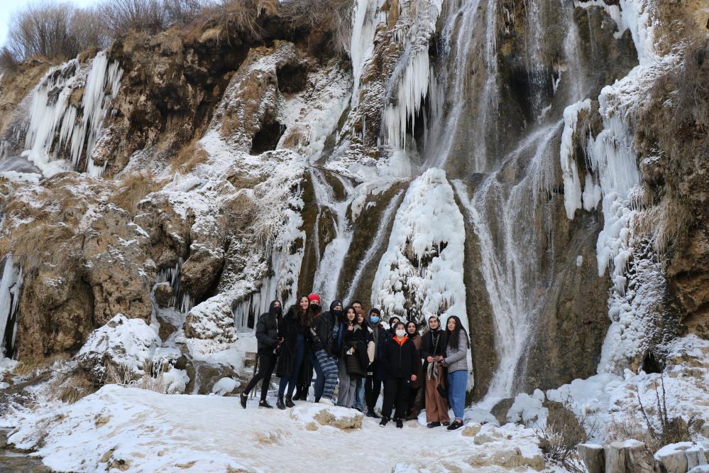 Hava eksi 15 dereceye düştü: Girlevik Şelalesi dondu