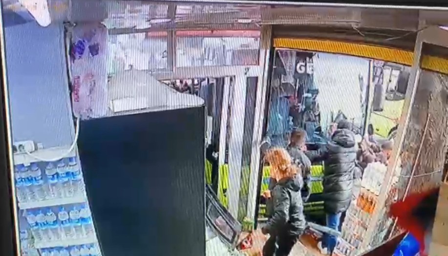 Korkunç kaza kamerada: 3 kişi otobüsün altında sıkıştı