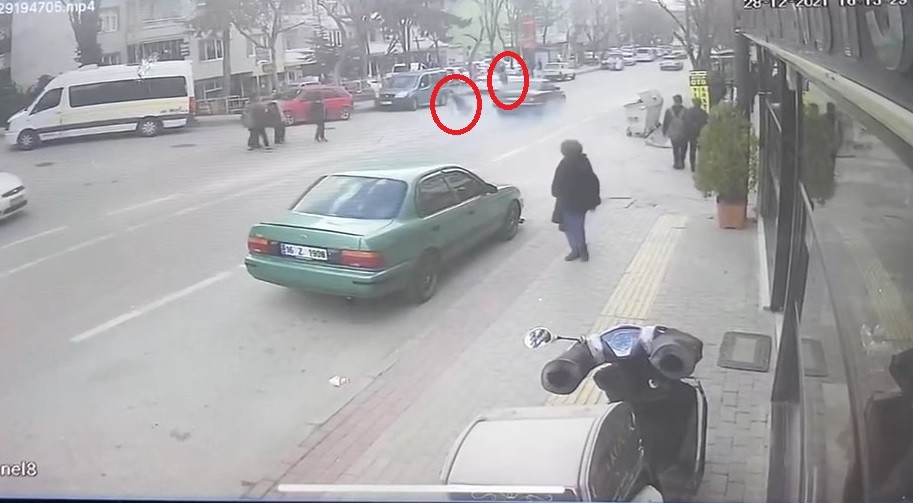 Bursa’da ehliyetsiz sürücü dehşet saçtı! 1’i ağır 2 yaralı
