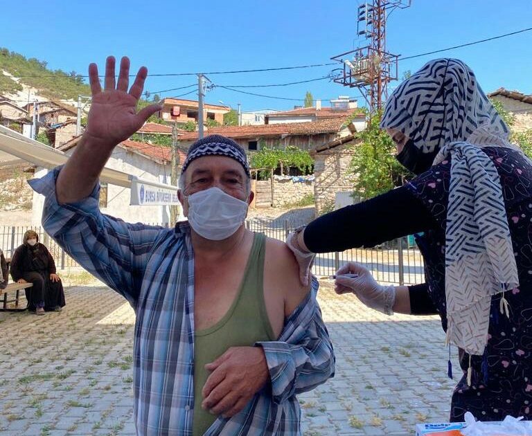 Bursa’nın dağ köylerinde aşı seferberliği! Kapı kapı geziyorlar
