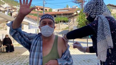 Bursa’nın dağ köylerinde aşı seferberliği! Kapı kapı geziyorlar