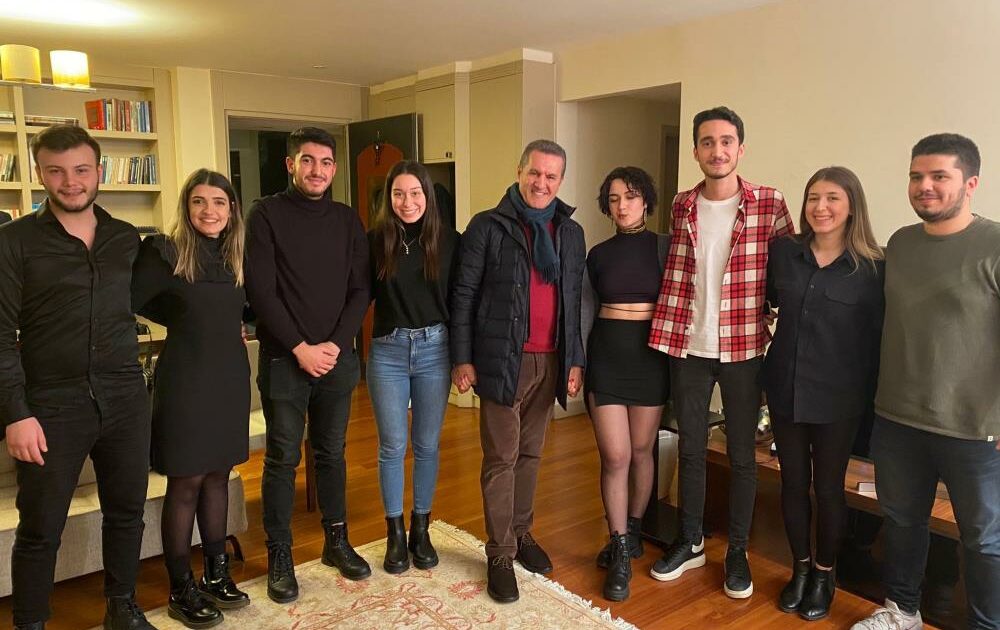 Mustafa Sarıgül yılbaşı gecesi evinde gençleri ağırladı