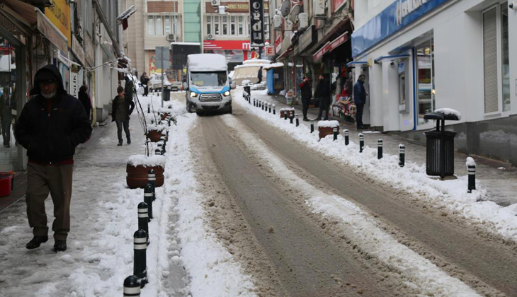 Artvin’de buzlanma ve kar yağışı nedeniyle okullar yine tatil edildi