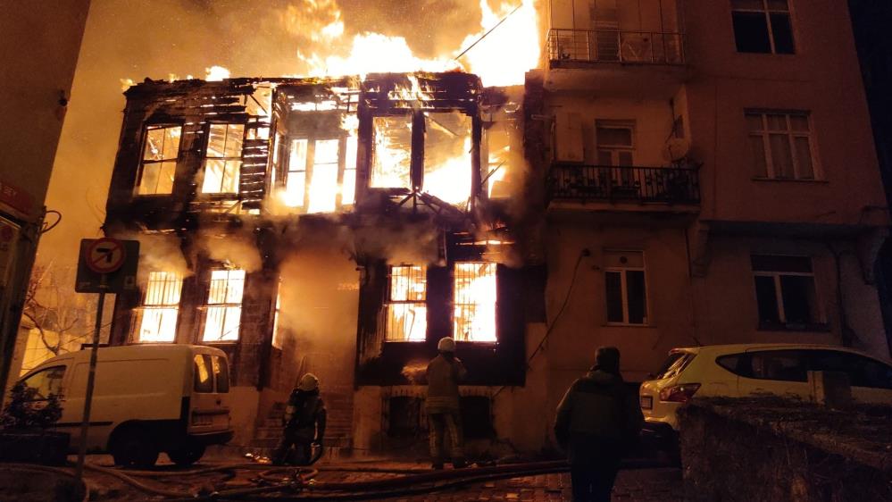 İstanbul’da 2 katlı ahşap bina alev alev yandı: 2 yaralı