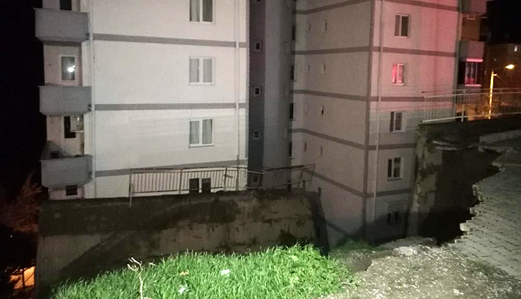 İstinat duvarı yıkıldı: 88 daire tahliye edildi
