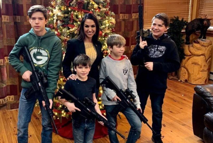Lauren Boebert’den silahlı Noel fotoğrafı