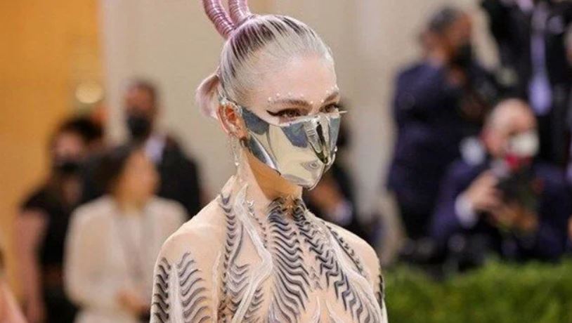 Grimes’ten Elon Musk’a saç göndermesi