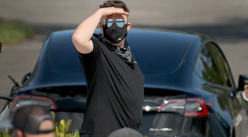 Elon Musk ektirdiği saçlarını kestirdi