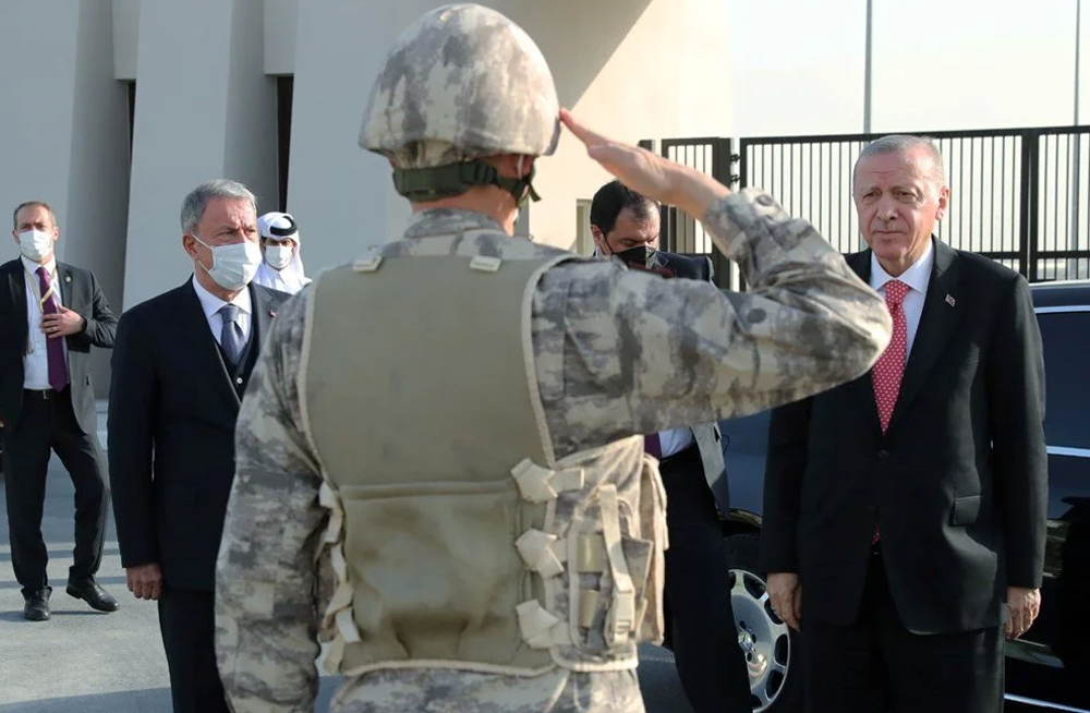 Cumhurbaşkanı Erdoğan’dan Katar’daki Türk birliğine ziyaret