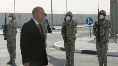 Erdoğan’dan Katar’daki Türk birliğine ziyaret