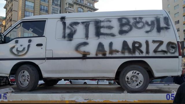 Çaldıkları aracın üzerine ‘İşte böyle çalarız’ yazan 3 şüpheli yakalandı