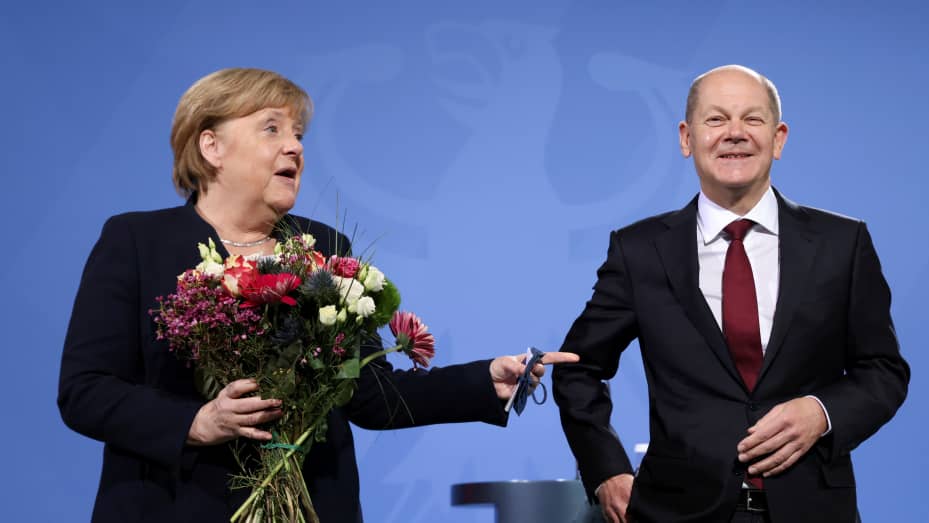 Almanya’da Olaf Scholz dönemi: Görevi devraldı