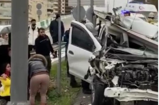 Bursa’da mucize kurtuluş! Bariyere saplanan otomobilde burnu bile kanamadı… Bursa’da mucize kurtuluş! Bariyere saplanan otomobilde burnu bile kanamadı…
