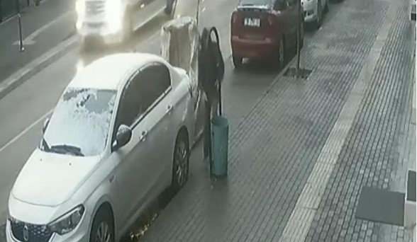 Bursa’da ‘yok artık’ dedirten görüntü… Çöp kovasını çalıp kaçtı!
