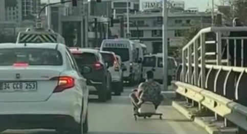 Bursa’da tehlikeli yolculuk! Korumasız, kasksız trafiğe daldılar…
