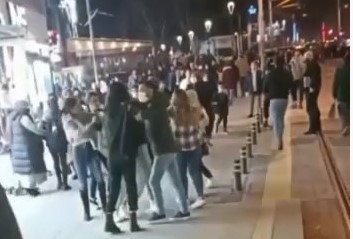 Bursa’da kızlar ‘erkek’ yüzünden saç saça baş başa kavga etti! Bursa’da kızlar ‘erkek’ yüzünden saç saça baş başa kavga etti!