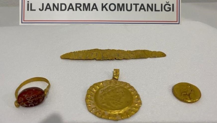 Tarihi eserleri satmak isterken jandarmaya yakalandılar! Tarihi eserleri satmak isterken jandarmaya yakalandılar!
