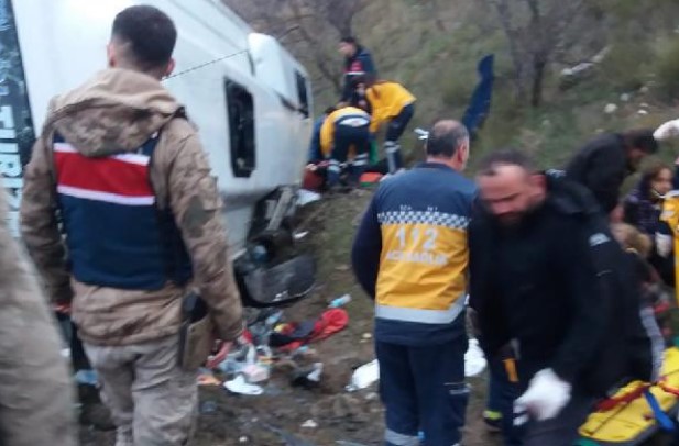 Amasya’da tur midibüsü devrildi: 27 yaralı Amasya’da tur midibüsü devrildi: 27 yaralı