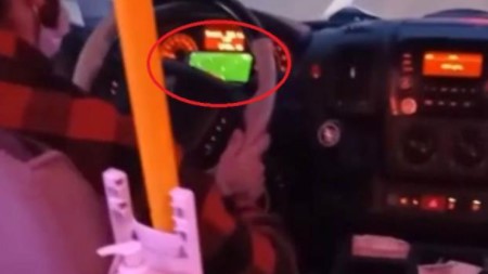 Bursa’da pes dedirten görüntü! Minibüs şoförü seyir halindeyken maç izledi…