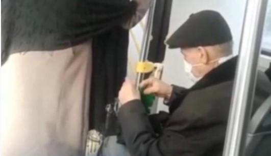 Bursa’da belediye otobüsünde örgü ören yaşlı amcayı görenler gözlerine inanamadı Bursa’da belediye otobüsünde örgü ören yaşlı amcayı görenler gözlerine inanamadı