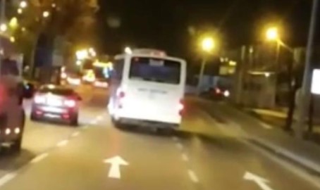 Bursa’da yan yan giden otobüs görenleri şaşkına çevirdi Bursa’da yan yan giden otobüs görenleri şaşkına çevirdi