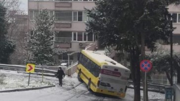 Bursa’da kara hazırlıksız yakalanan belediye otobüsü bariyere saplandı!