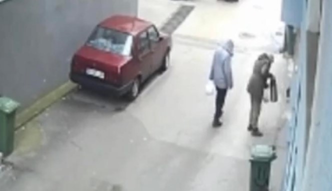 Bursa’da bin liralık termosu kapının önüne bıraktı, saniyeler içinde çalındı! Bursa’da bin liralık termosu kapının önüne bıraktı, saniyeler içinde çalındı!