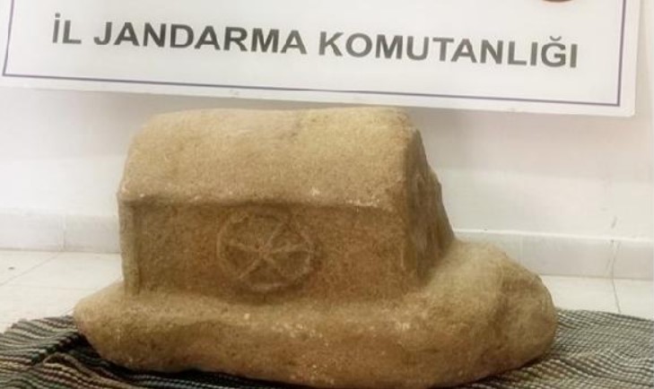 Roma dönemi çocuk lahdini jandarmaya satmaya çalışırken yakalandılar Roma dönemi çocuk lahdini jandarmaya satmaya çalışırken yakalandılar