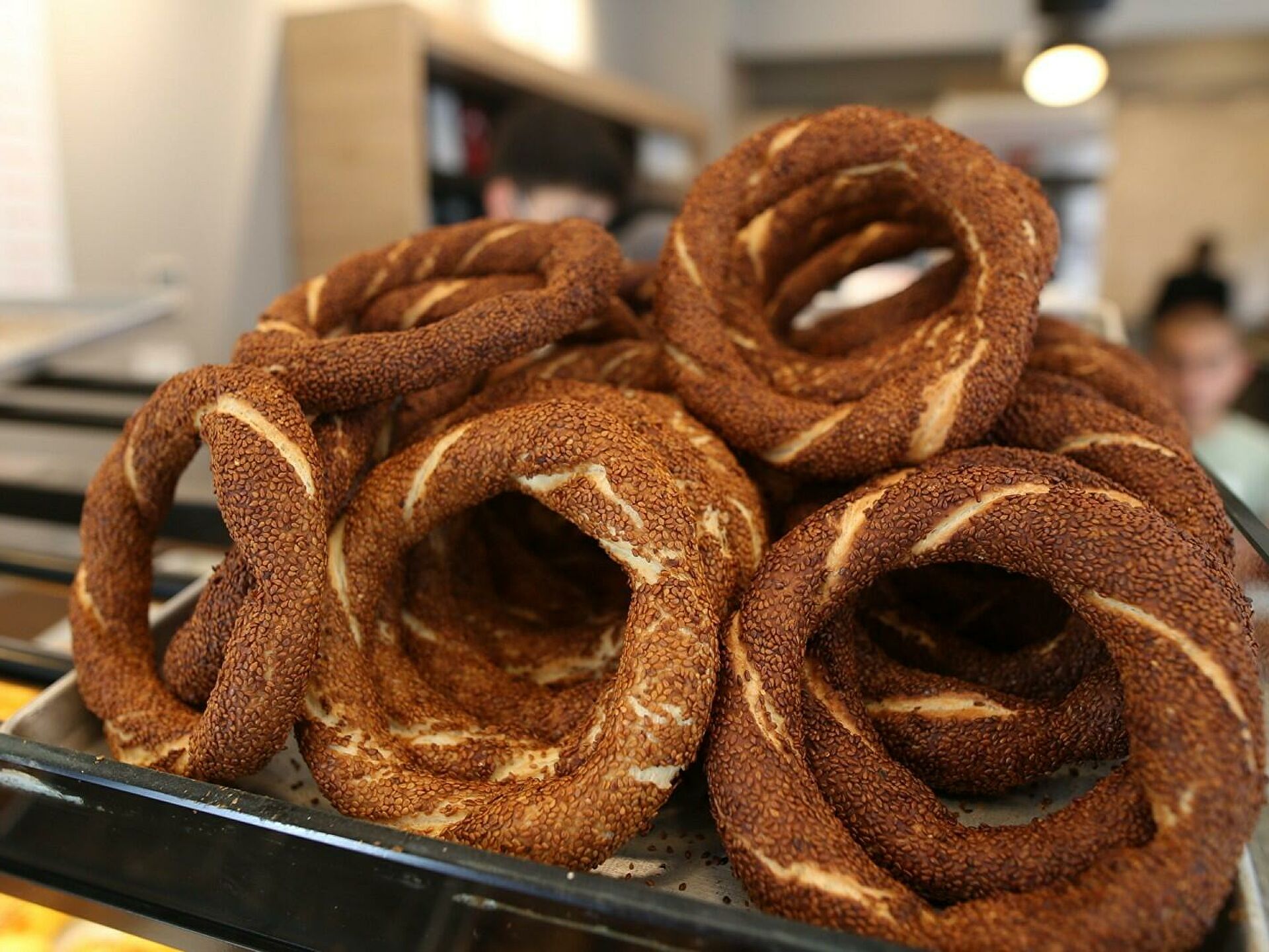 Dolar düşünce bedava poğaça, simit dağıttı