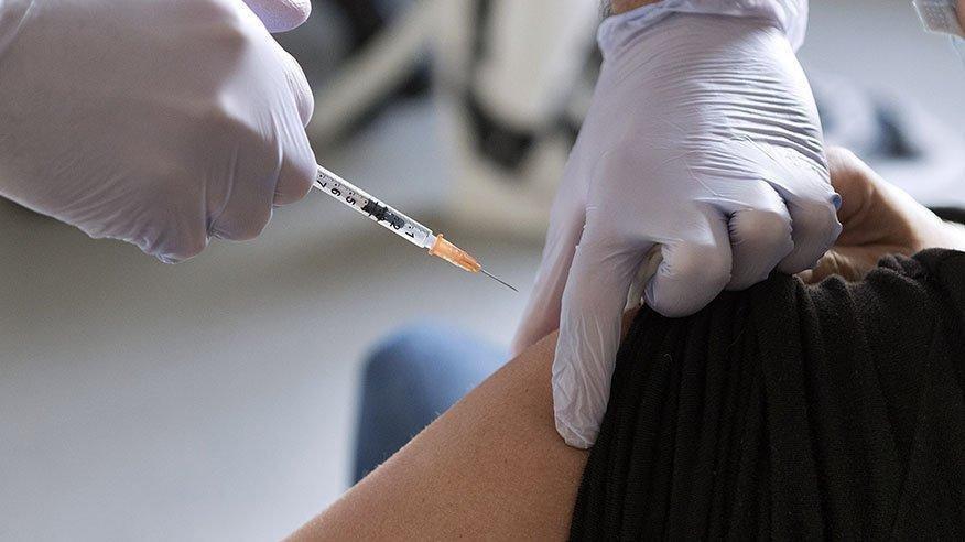Aşı karşıtlarının yerine 8 kez aşı olan kişi yakalandı