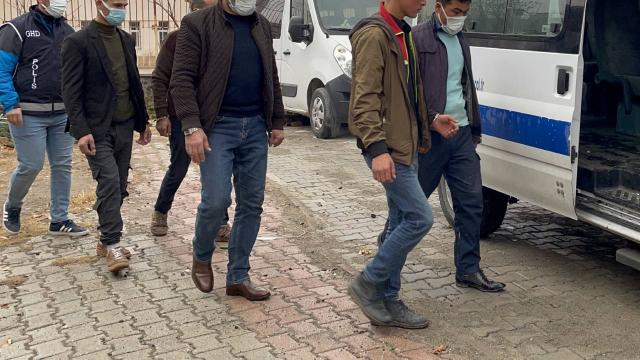 Kaza yapan kamyonun kasasından 80 kaçak göçmen çıktı