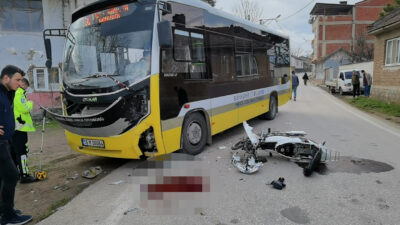 Bursa’da korkunç kaza… Otobüse çarpan motor parçalandı: 1’i ağır 2 yaralı