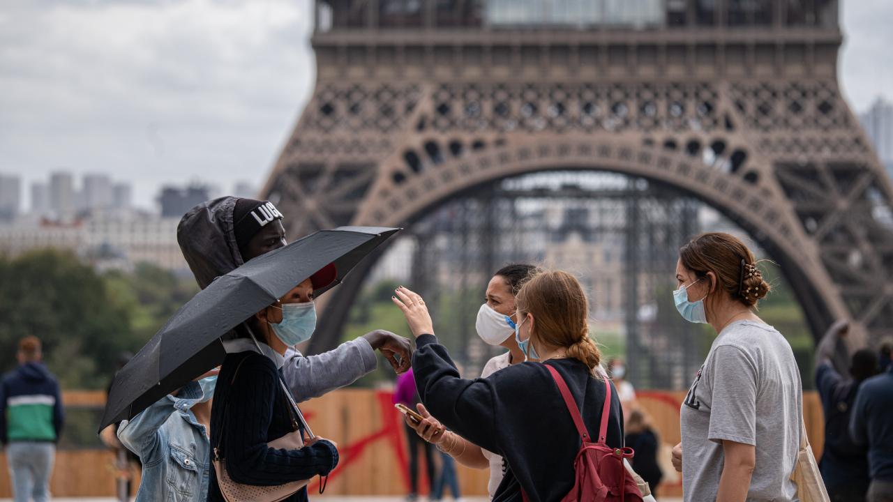 Paris’te maske takma zorunluluğu kaldırıldı