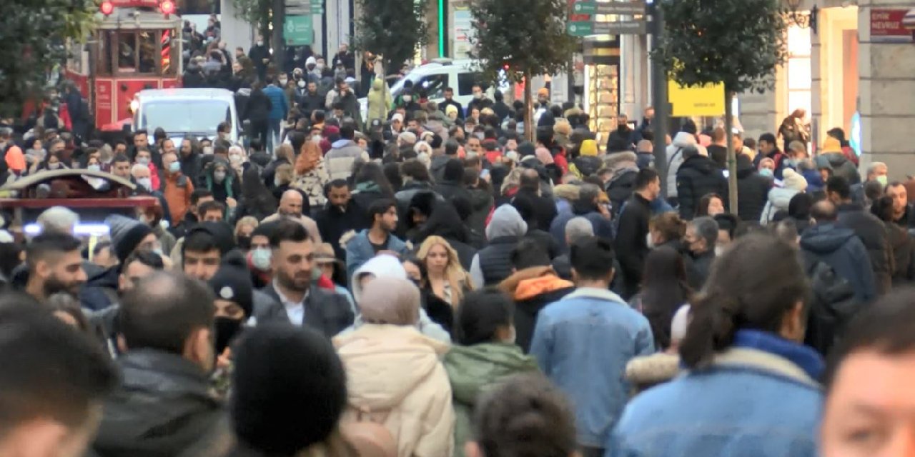 Yeni yıla saatler kala İstiklal Caddesi’nde yoğunluk