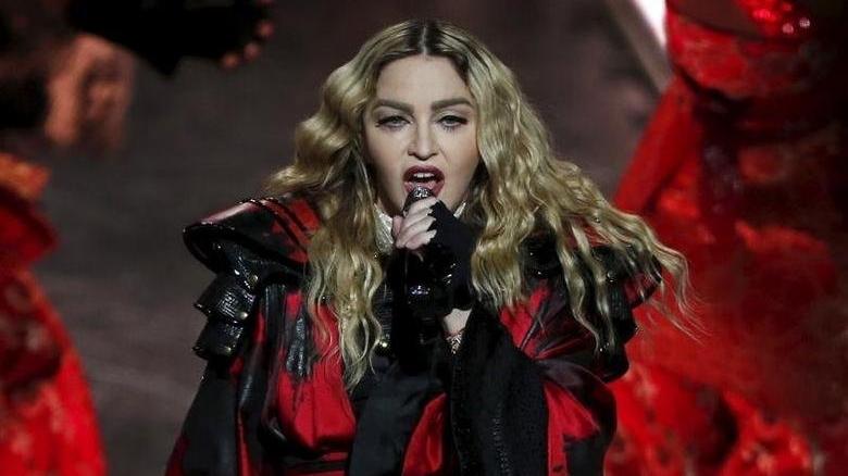 Madonna dövme yaptırırken çocuklarını da yanında tuttu
