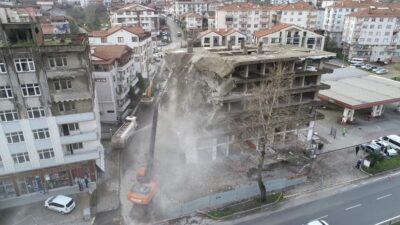 ‘Marmara Depremi’nde hasar gördü: 22 yıl sonra yıkılıyor!