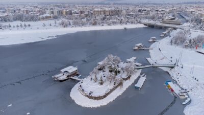 Suyu çekilen Beyşehir Gölü’ne kamyonlarla kar döküldü