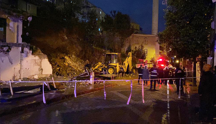 Temelinde toprak kayması meydana gelen iki bina boşaltıldı