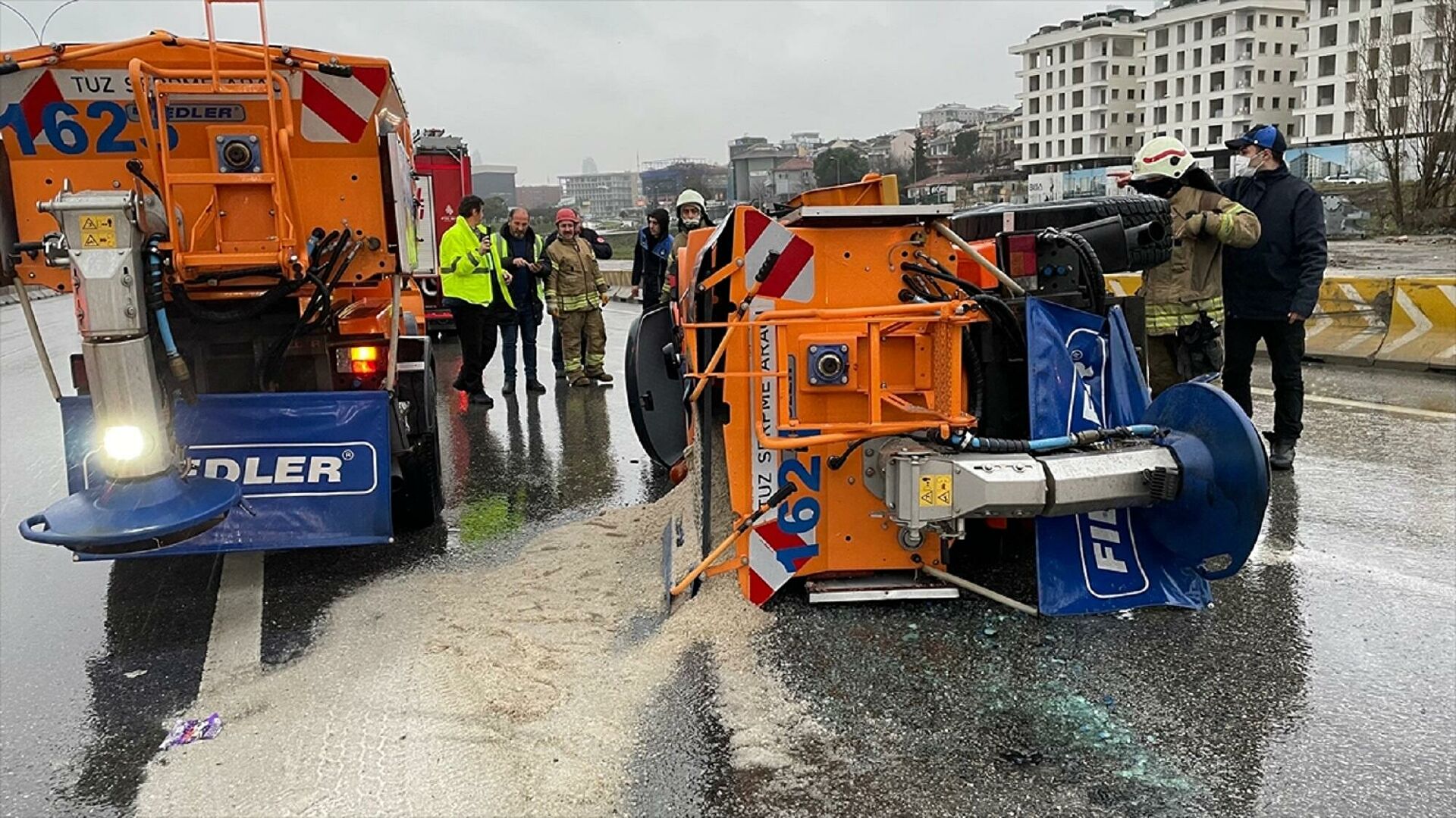 İstanbul’da kar küreme ve tuzlama aracı devrildi