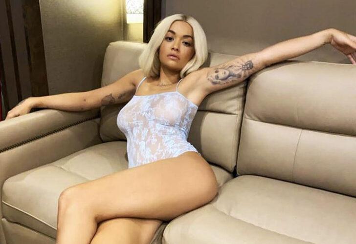 Rita Ora bikini üstü giymedi!