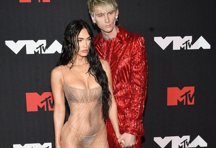 Megan Fox’a dikenli nişan yüzüğü tasarlamış!