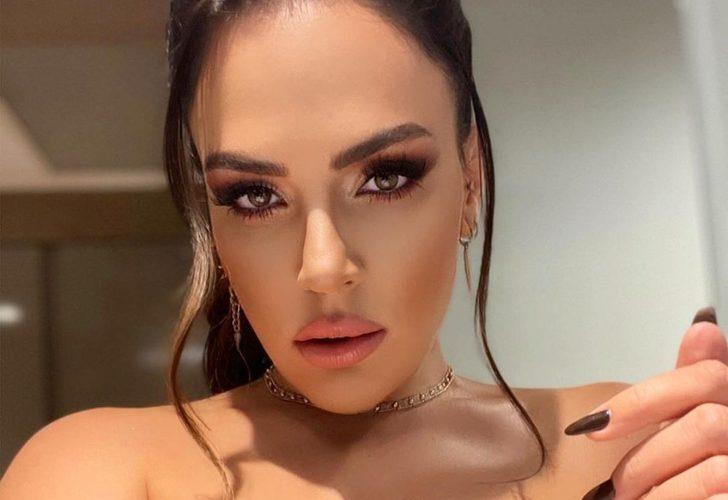 Göğüs dekoltesiyle Instagram’ı salladı