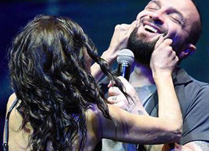 Yıldız Tilbe Berkay’ı yanaklarını sıkarak sevdi