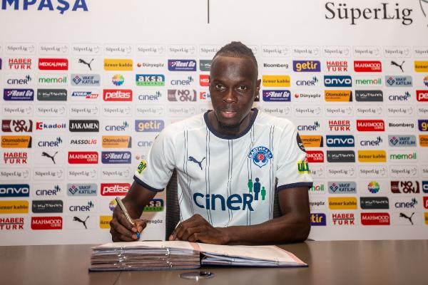 Kasımpaşa, Mamadou Fall’a imzayı attırdı Kasımpaşa, Mamadou Fall’a imzayı attırdı
