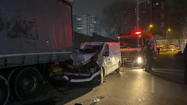 Panelvan, TIR’a çarptı: 1 ölü Panelvan, TIR’a çarptı: 1 ölü