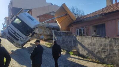 Bursa’da hafriyat kamyonunun damperi evin üzerine devrildi
