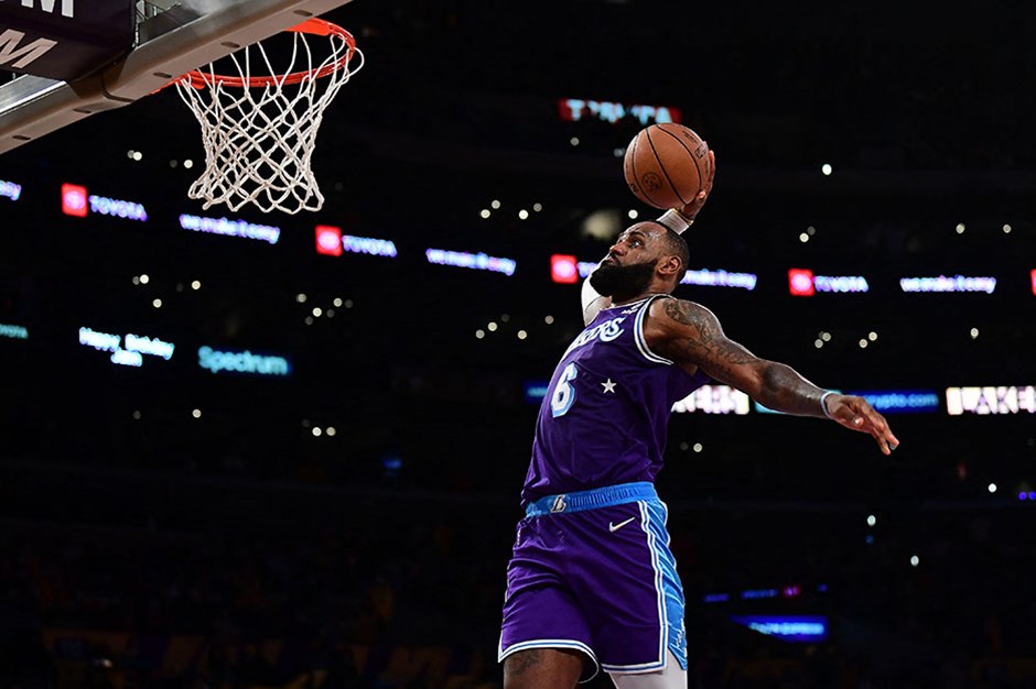 LeBron James liderliği aldı!