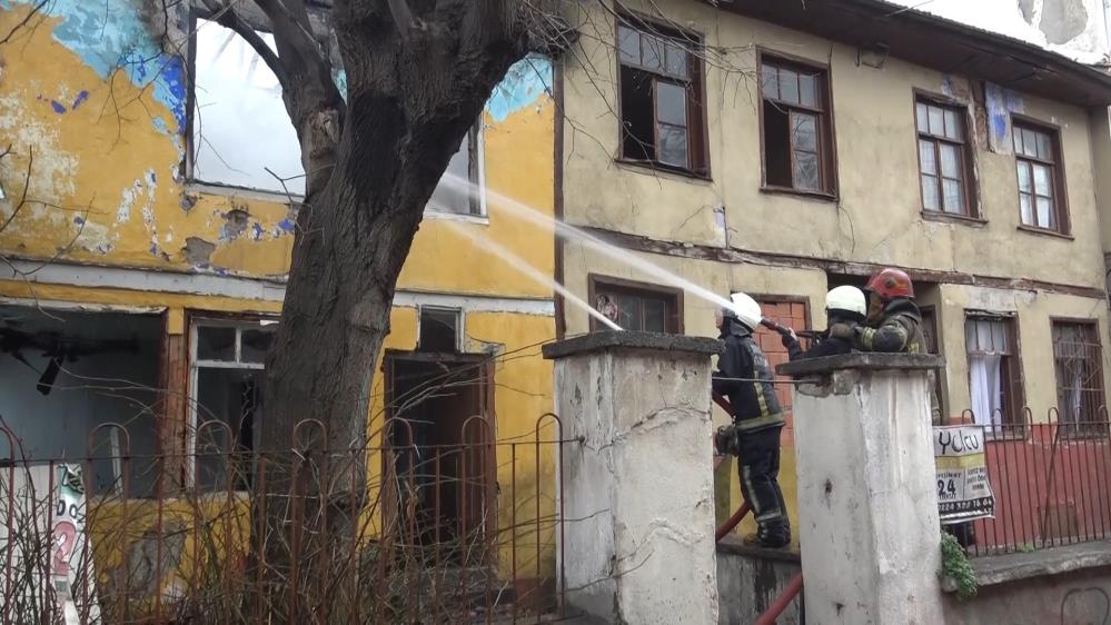 Bursa’da alev alan metruk binayı stajyer itfaiyeciler söndürdü